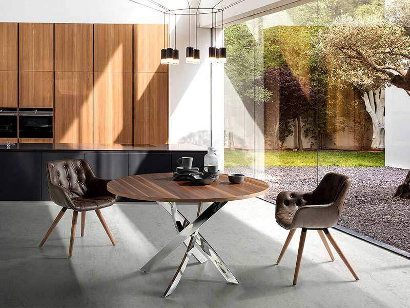 Mesa redonda fija de diseño moderno con patas cruzadas metalicas