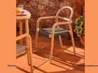 Silla de terraza Sheryl con brazos, apilable de madera en stock  - 3