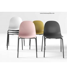 Chaises-empilables-assises-arrondies