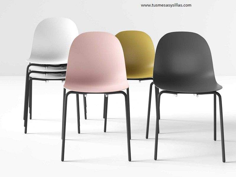 Chaises-empilables-assises-arrondies