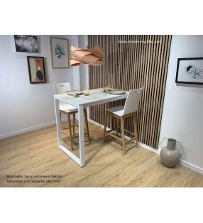 Comptoir-avec-tabourets-hauts-Font