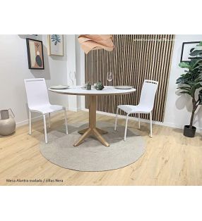 chaises-confortables-étroites-blanches