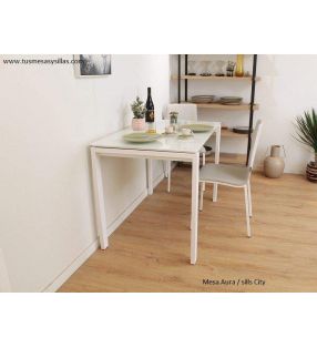 tables-blanches-le-long-du-mur