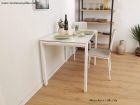 tables-blanches-le-long-du-mur