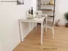 tables-blanches-le-long-du-mur