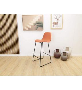 tabourets à dossier rouge