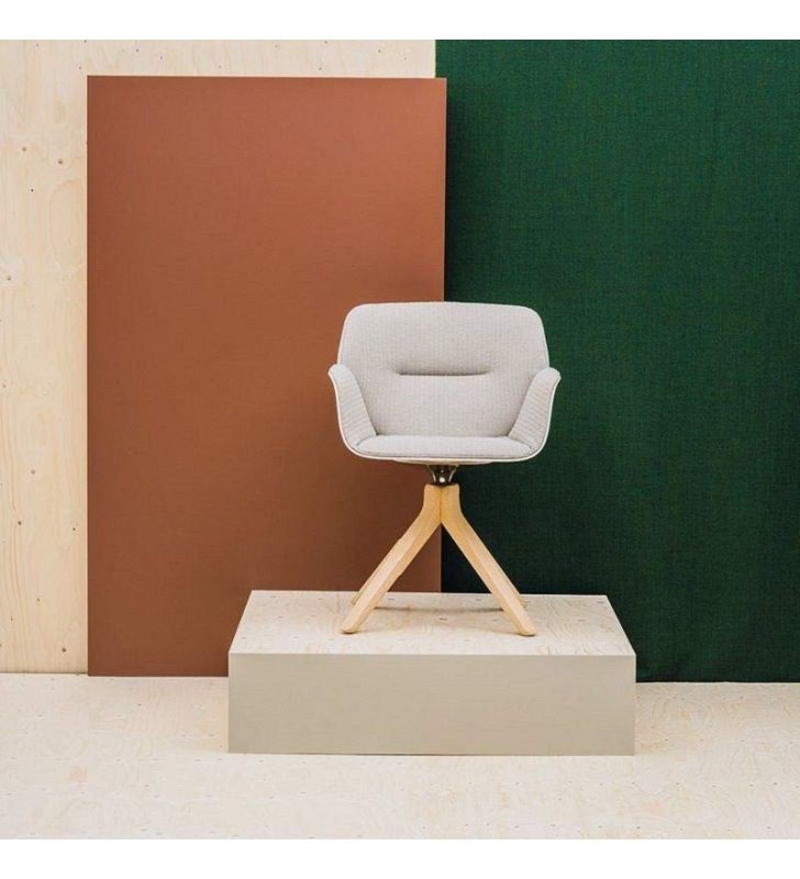 silla Nuez tapizada con brazos y pata de madera en forma de piramide  - 1