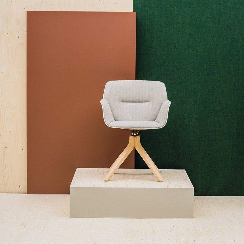 silla Nuez tapizada con brazos y pata de madera en forma de piramide - 1