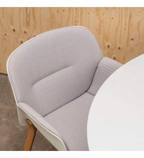 Chaise rembourrée Nuez avec accoudoirs et pieds en bois en forme de pyramide - 5