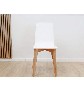 chaises-étroites-en-bois-blanc