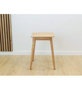 taburetes-bajos-madera-mesa