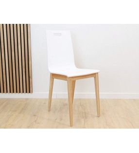 chaises-en-bois-blanches-étroites