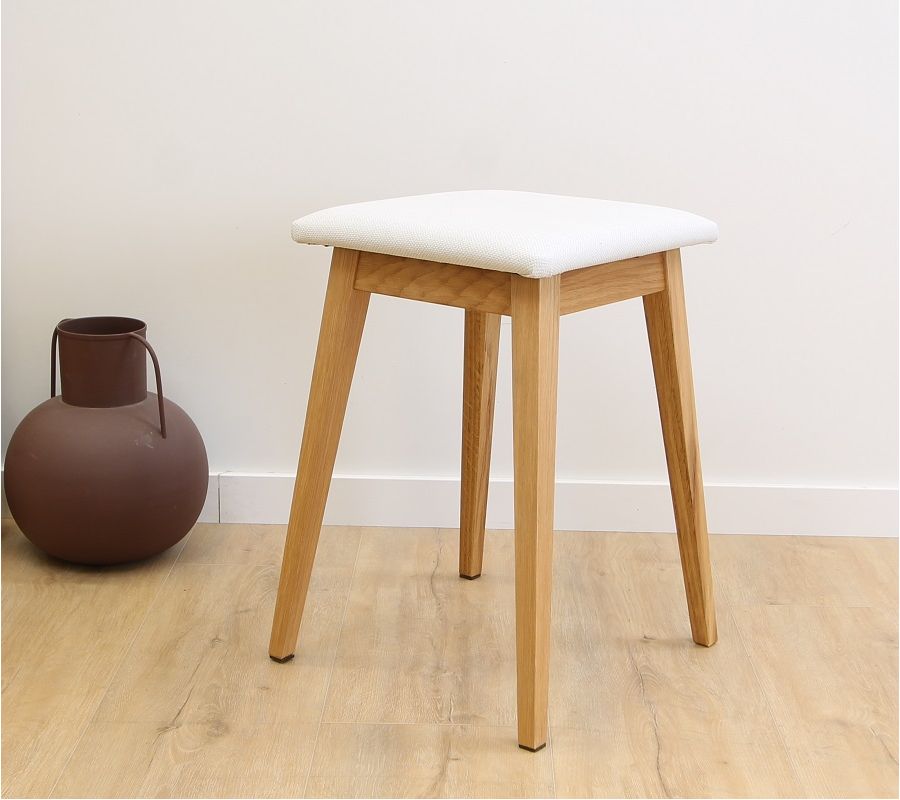 Tabouret bas Font avec pieds solides et assise rembourrée, blanc ou bois