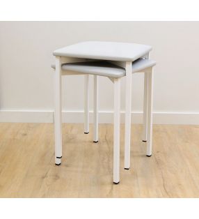 taburete-blanco-debajo-mesa-cocina