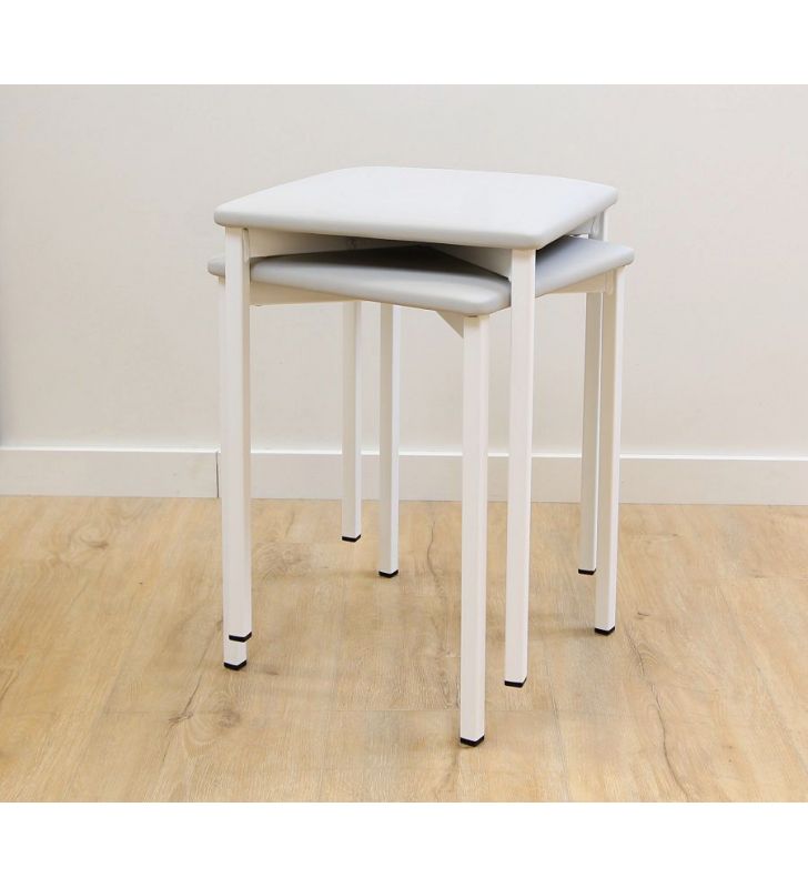 tabouret-blanc-sous-table-de-cuisine