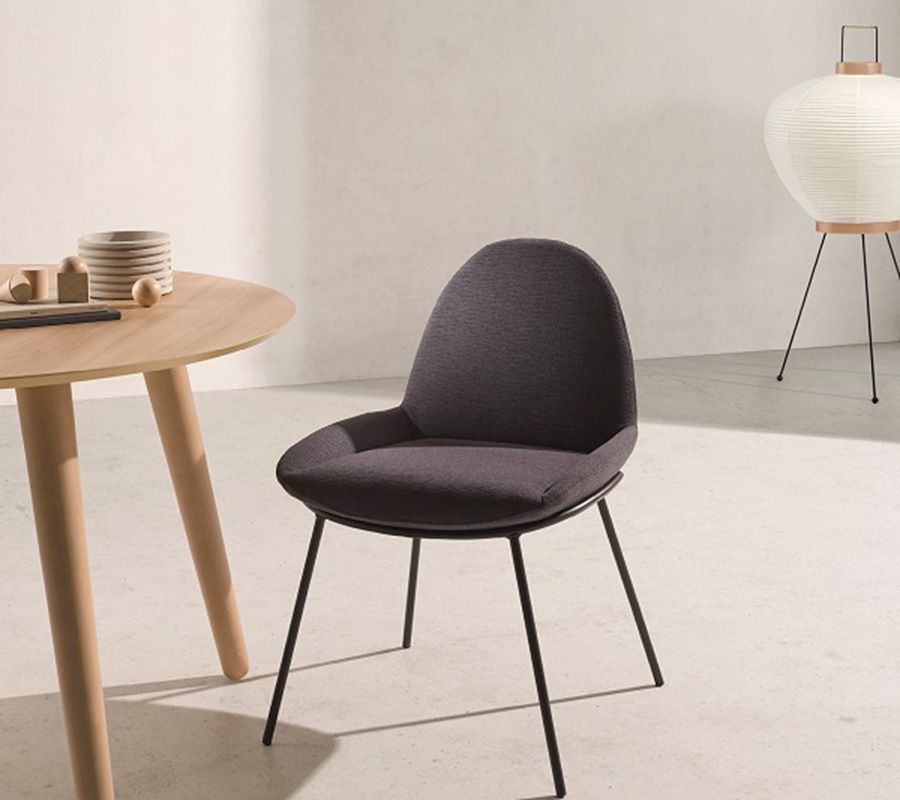 chaise-rembourrée-structure-métal