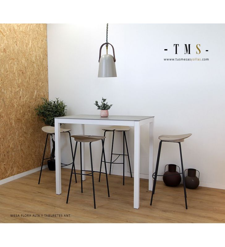 arta-table-à-manger-avec-tabourets-ant