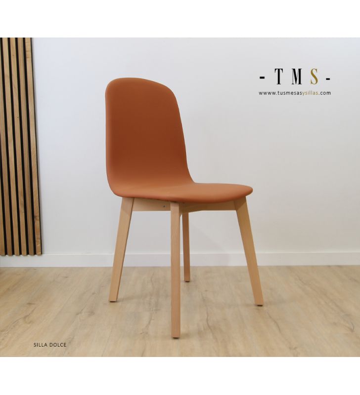 Chaise Dolce avec assise rembourrée, pieds en bois et dossier haut  - 11