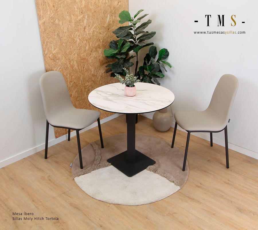 mesa-pequeña-de-comedor-con-pata-metálica-central