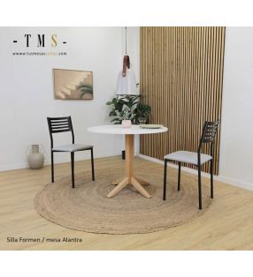 sillas-negras-formen-mesa-Alantra