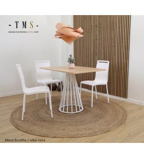chaises-blanches-étroites-confortables