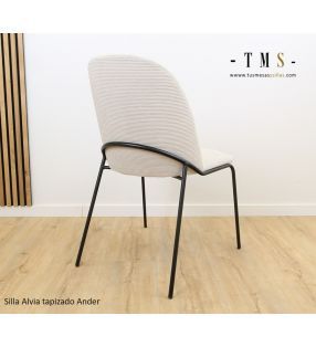 chaises-de-salle-à-manger-élégantes-différentes [Photo réelle]
