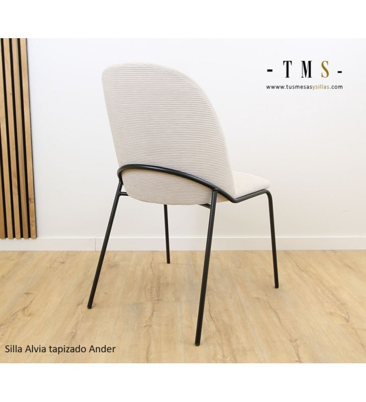 chaises-de-salle-à-manger-élégantes-différentes [Photo réelle]