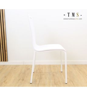 chaises-ouvertes-blanches