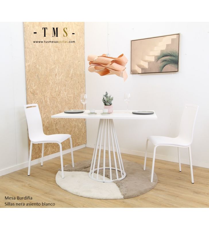 ensemble-table-chaises-blanches