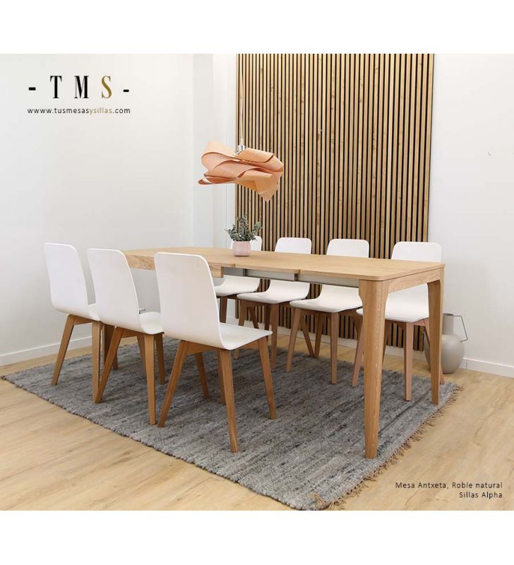 Table-extensible-en-chêne-naturel-avec-coins-arrondis