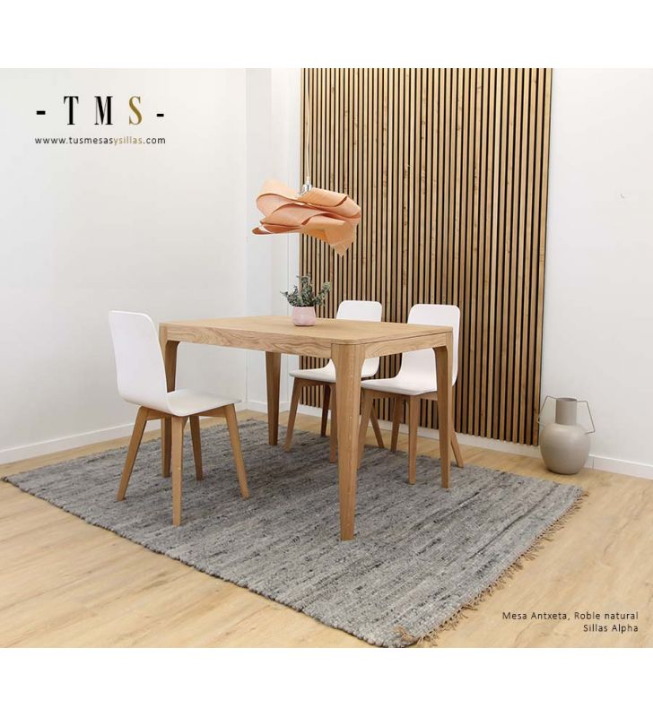 Table à manger en bois naturel