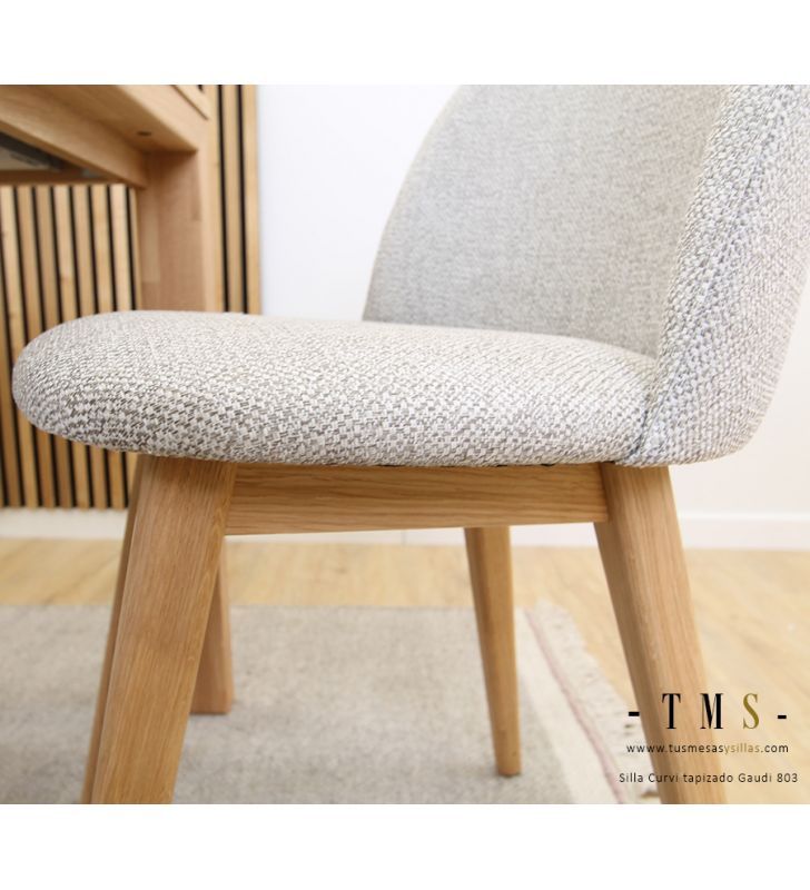 chaise-rembourrée-avec-pieds-en-bois-naturel