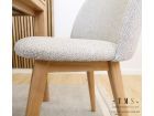 silla-tapizada-con-patas-de-madera-natural