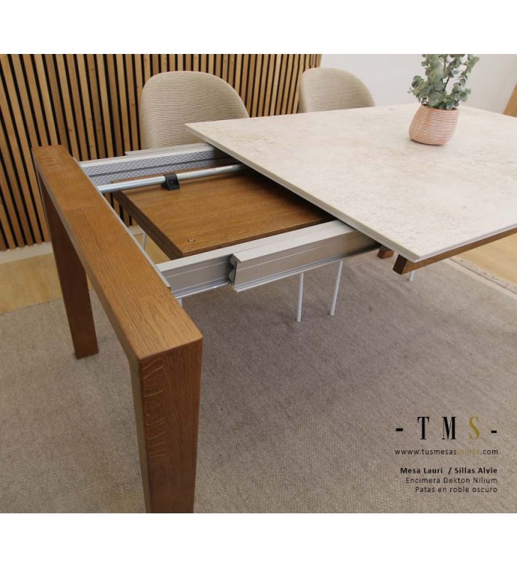 table-extensible-comptoir-Dekton-nilium-pieds en chêne foncé
