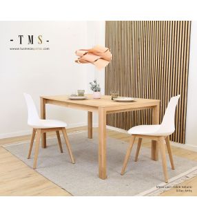 mesa-madera-con-sillas-blancas