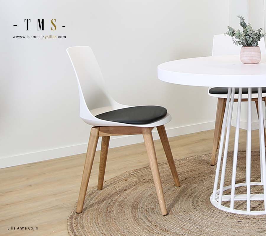 silla-de-polipropileno-con-cojín-decorativo-y-patas-de-madera [Foto real]