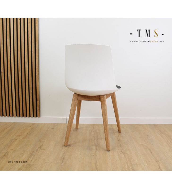 chaise-antia-blanche et pieds-en-bois