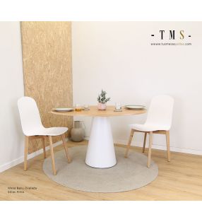table-en-bois-blanc-et-verni