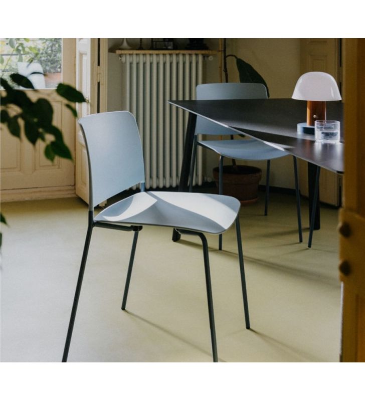 chaises-bleues-couleurs-vives
