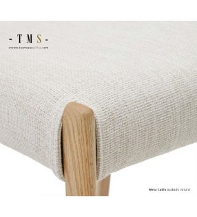 detalle-del-tapizado-y-la-pata-de-madera-de-roble-natural