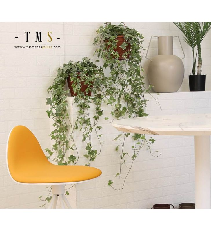 tabourets couleur moutarde