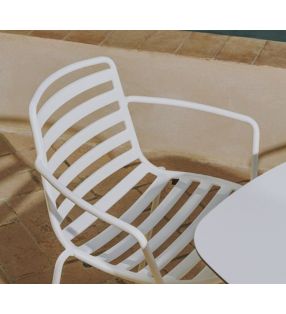 chaise-de-terrasse-accoudoirs-légère