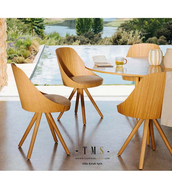 Chaise-avec-dossier-enveloppant-et-coussin-rembourré