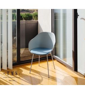 silla-en-polipropileno-con-brazos-y-pata-metálicas