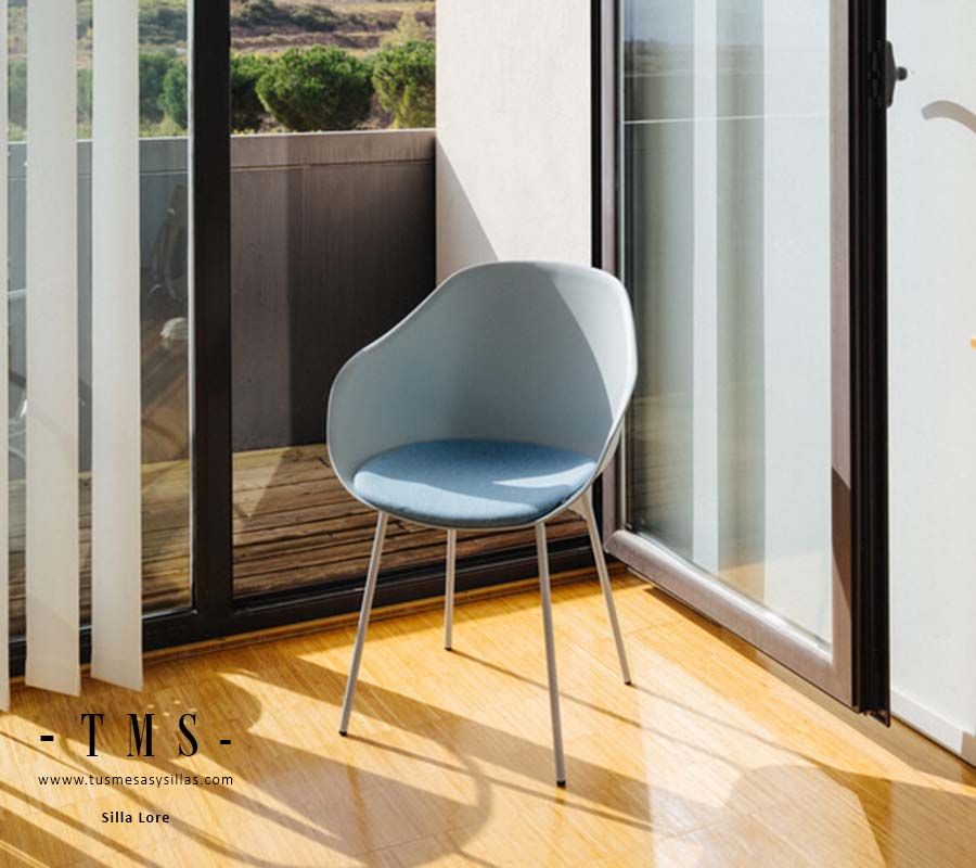 silla-en-polipropileno-con-brazos-y-pata-metálicas