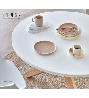 Table ronde Lotus, pieds en chêne, plateau blanc, style nordique en stock.  - 6