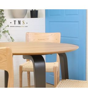 tables rondes en bois noir.