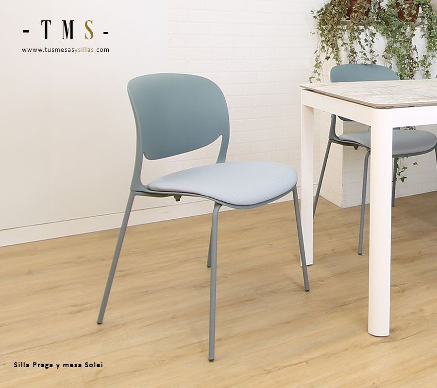 chaise en polypropylène avec assise rembourrée et pieds en métal