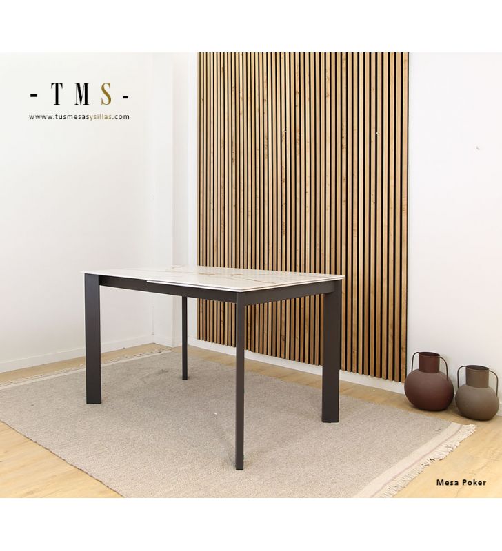 Table extensible avec plateau en Dekton et pieds en métal