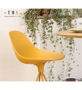 Tabourets hauts couleur moutarde